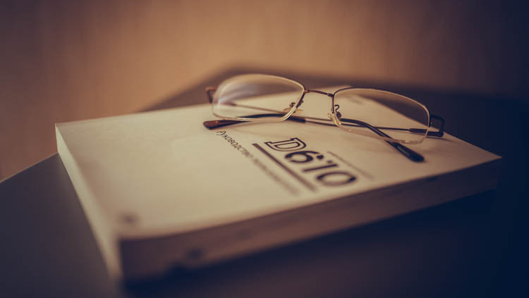 очки и книга, инструкция nikon d610, руководство пользователя d610