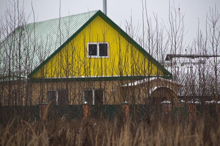 желтый загородный дом