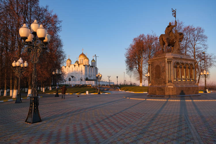 Успенский собор и памятник князю Владимиру